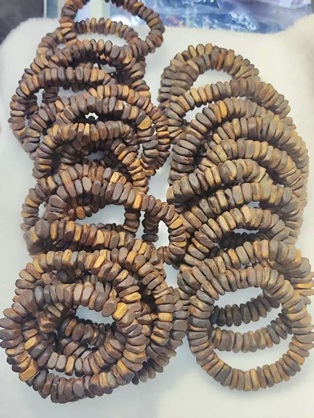 Hainan agarwood bracelets are genuine and of high oil content detail image 2