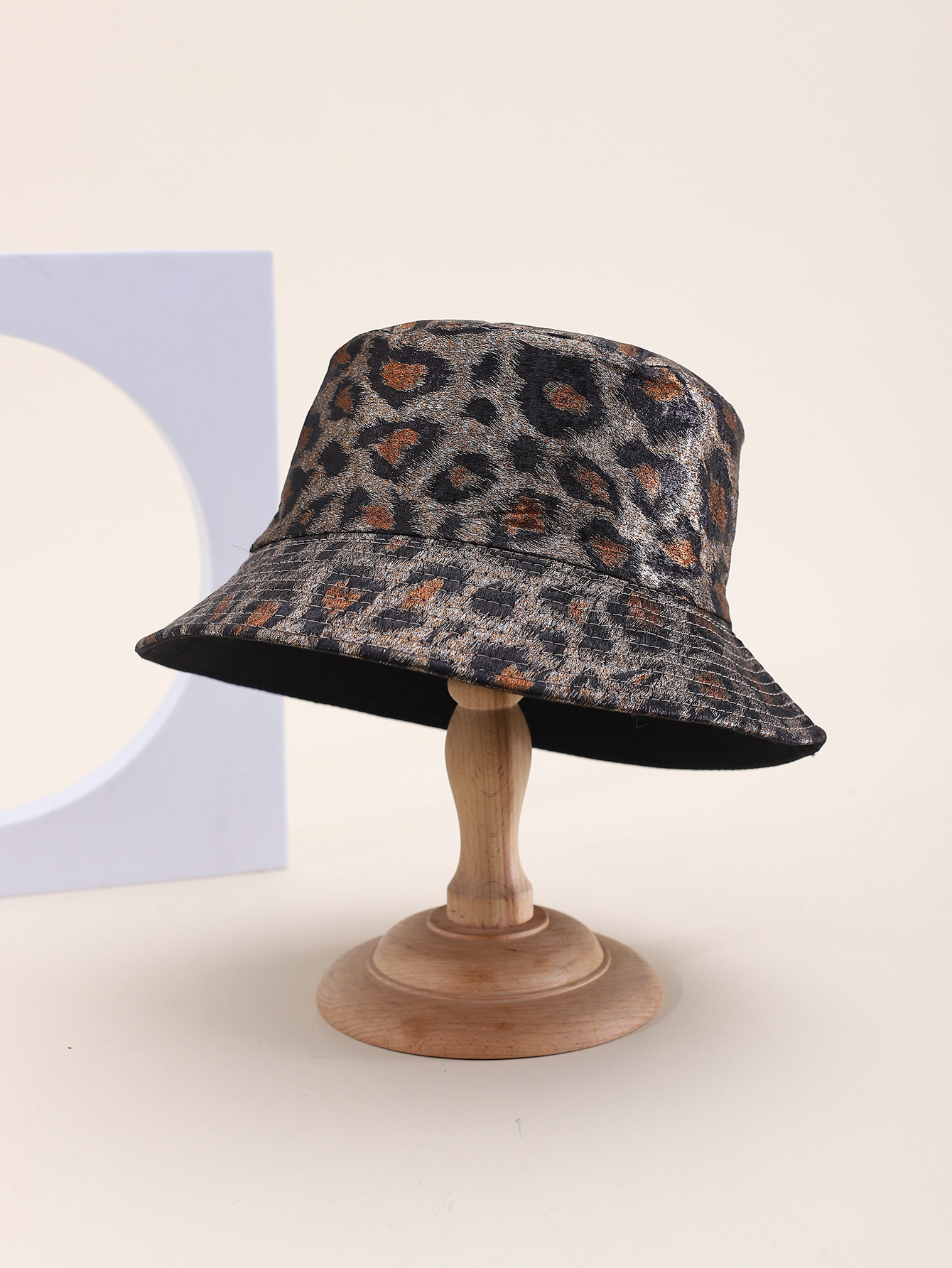This spring and summer Korean-style pu material leopard print double-sided fisherman's hat is fashionable and versatile. It is a foldable basin hat for travel, sun protection and shade, and is suitable for adult export. All sizes are 58CM details Picture