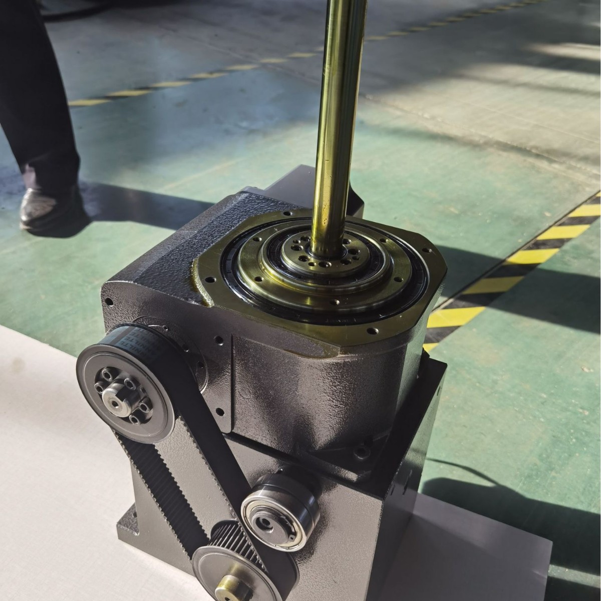 The rotary, lifting and swinging divider is an integrated whole with higher precision, convenient installation and multiple actions Specification drawing