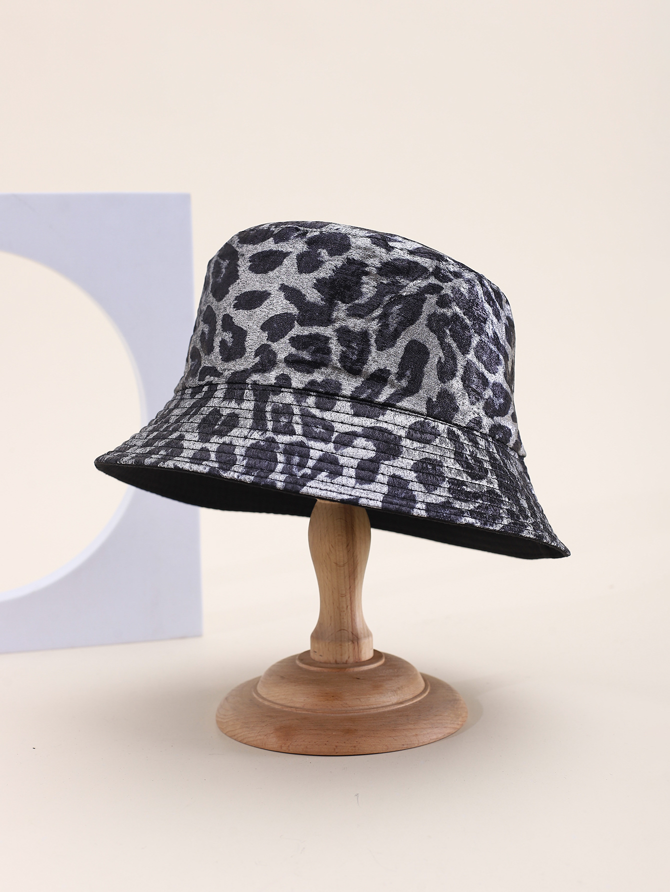 This spring and summer Korean-style pu material leopard print double-sided fisherman's hat is fashionable and versatile. It is a foldable basin hat for travel, sun protection and shade, and is suitable for adult export. All sizes are 58CM Item Picture
