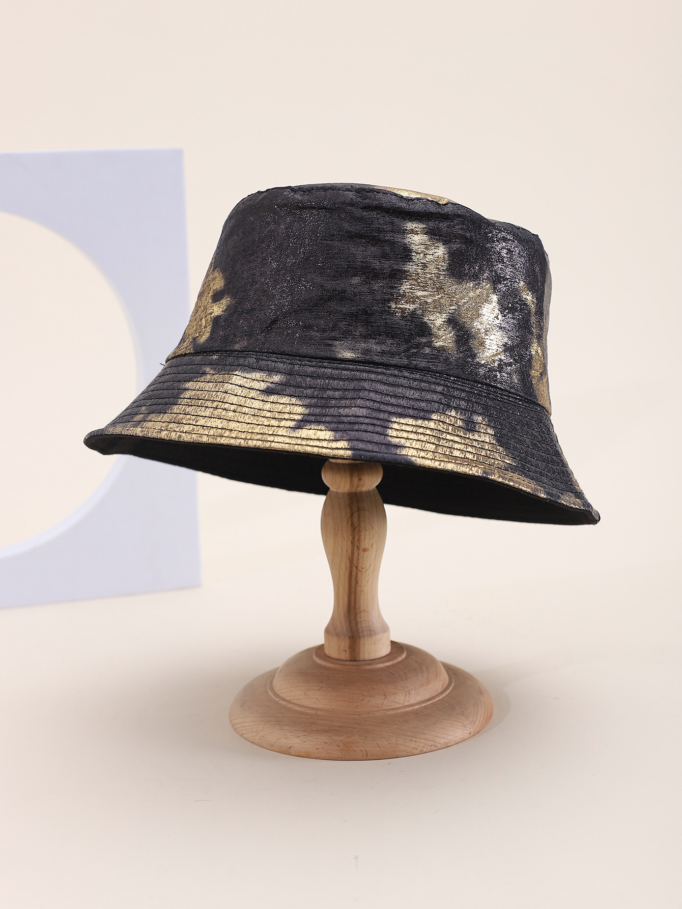 This spring and summer Korean-style pu material ink-dyed double-sided fisherman's hat is fashionable and versatile. It's a foldable basin hat for travel, sun protection and shade. It's an adult hat for export, with a size of 58CM and available in four colors Application Scenario