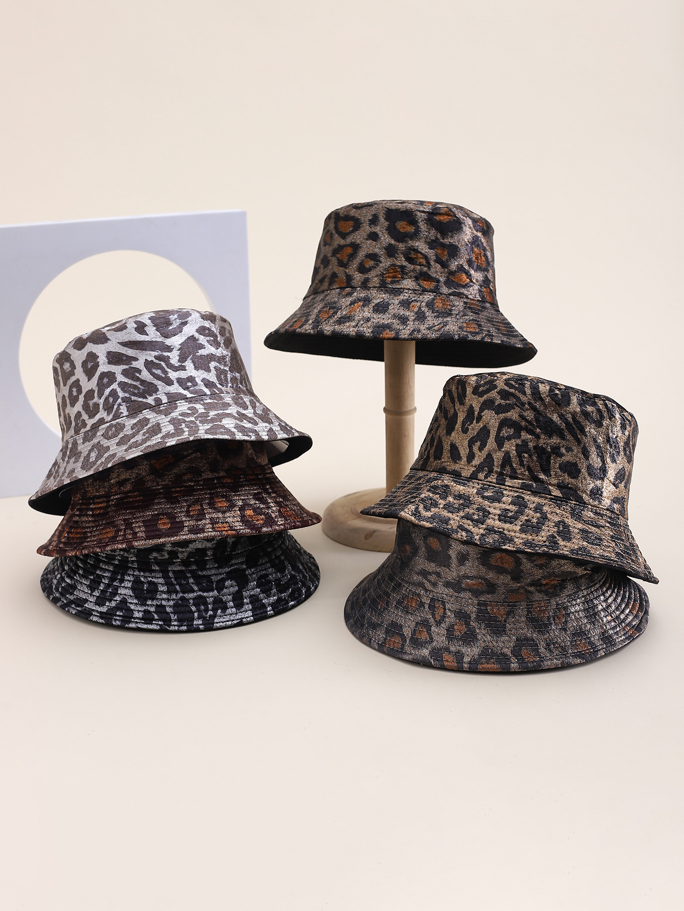 This spring and summer Korean-style pu material leopard print double-sided fisherman's hat is fashionable and versatile. It is a foldable basin hat for travel, sun protection and shade, and is suitable for adult export. All sizes are 58CM full figure