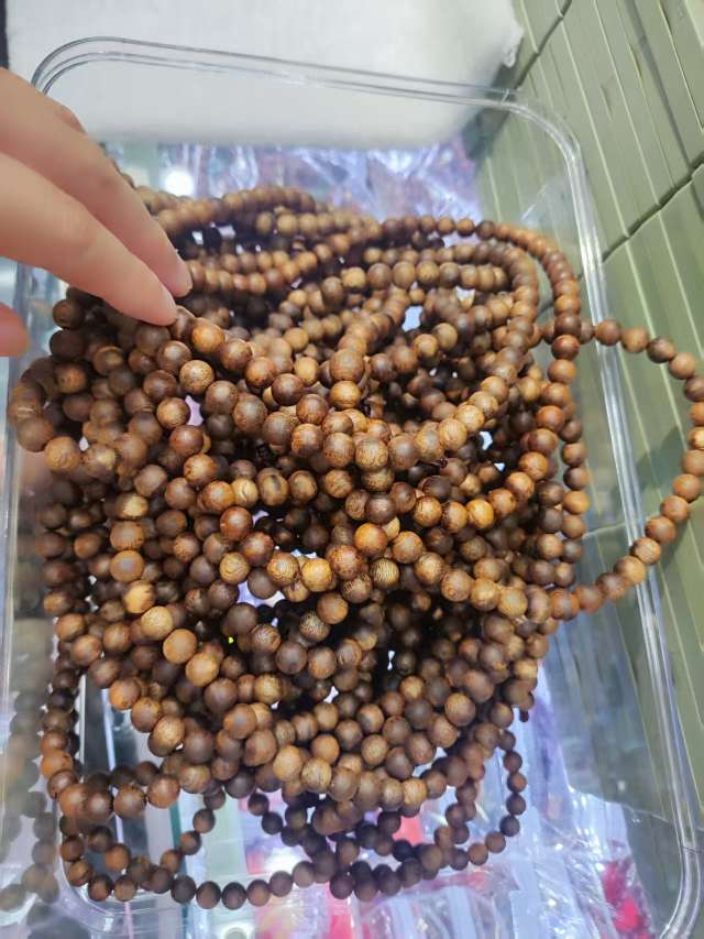 The agarwood bracelet is genuine and reliable. You can choose from multiple or single ring styles