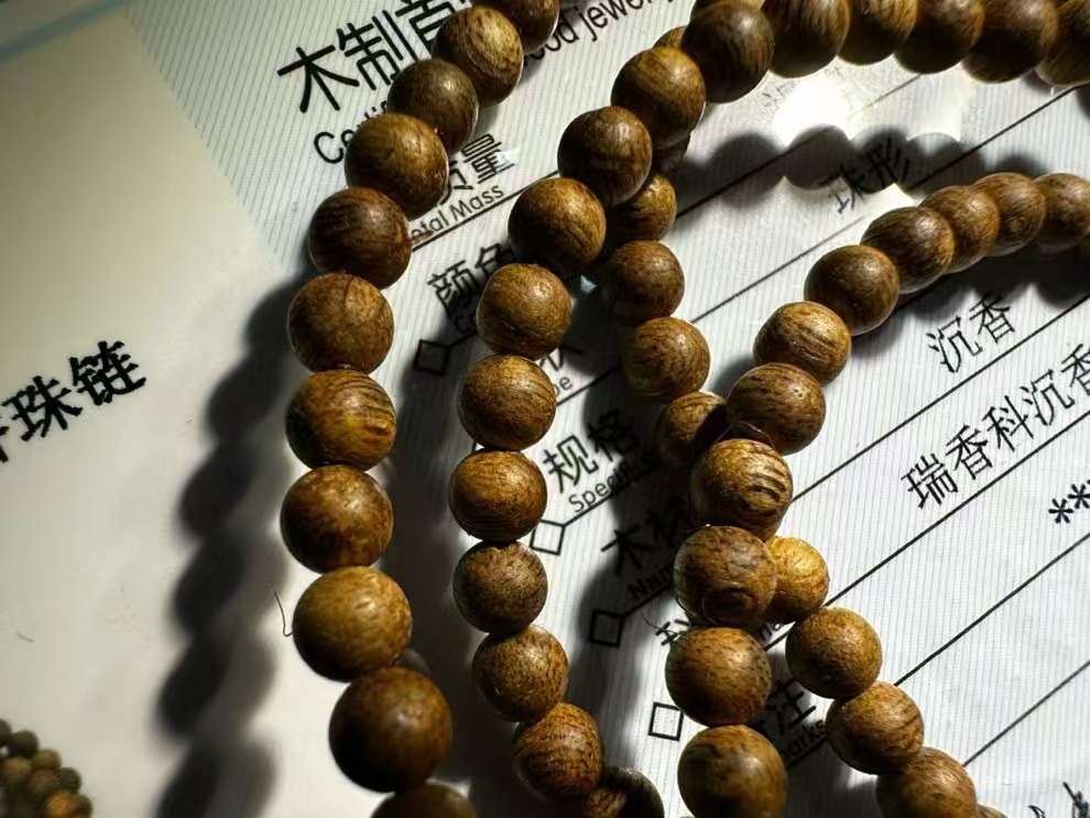 A long string of 108 round beads of green Phoebe wood from Yingge, Hainan detail image 4