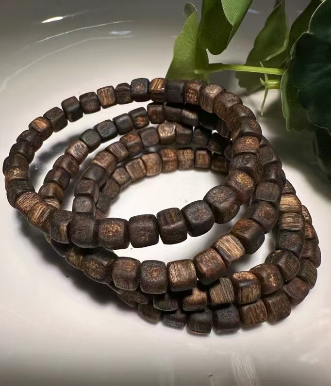 Hainan agarwood bracelets are genuine and reliable. You can choose from single or multiple rings of sugar cubes in fashionable styles Specification image