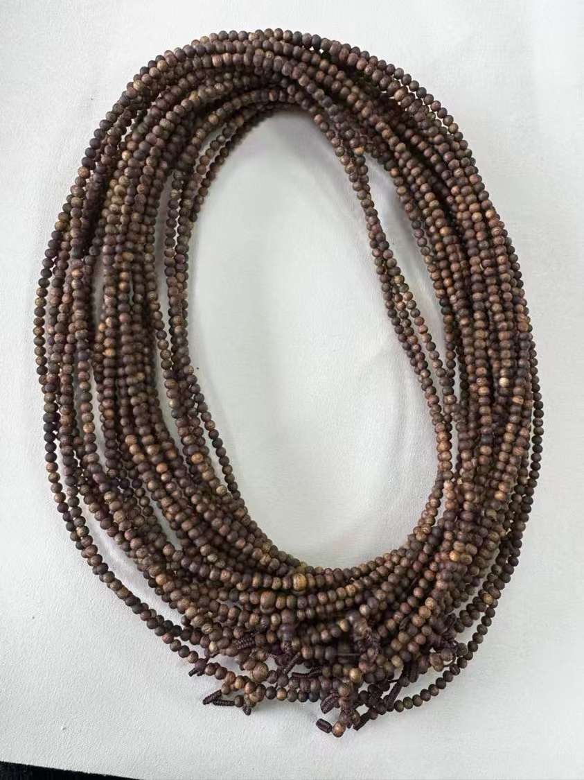 A long string of 108 round beads of green Phoebe wood from Yingge, Hainan detail image 7