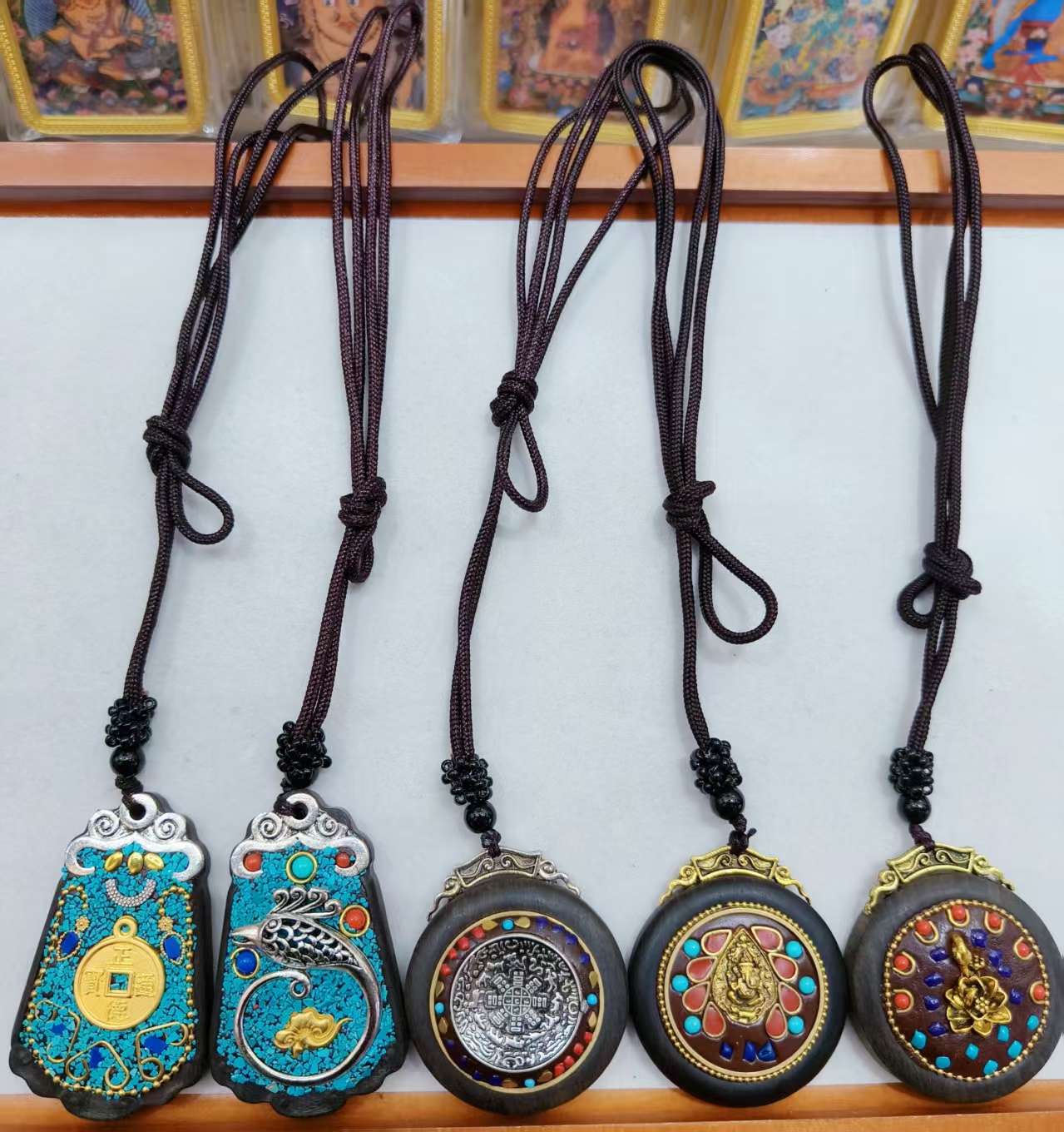 Handcrafted Indonesian Thangka necklaces made of sandalwood and clay, such as peace, good fortune, wealth, money tree, Zakiram, Yellow God of Wealth, Green Tara, etc Application Scenario