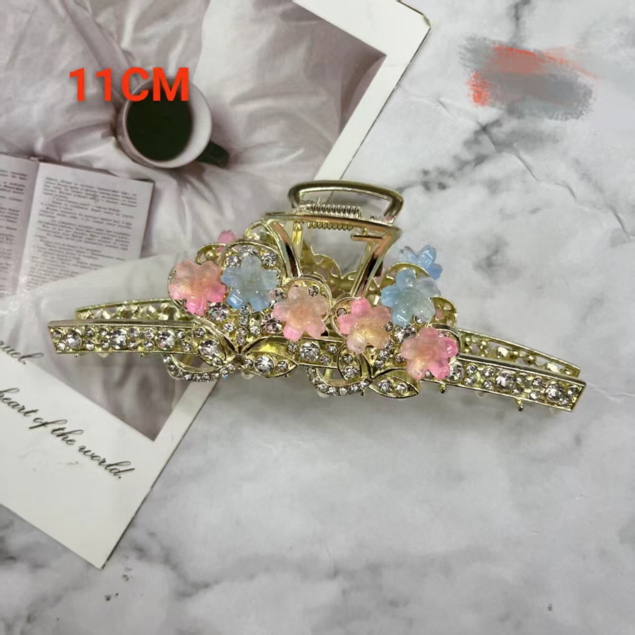 A new, elegant and sophisticated flower-shaped hairpin with a shark clip and a large female hairpin at the back of the head Item Picture