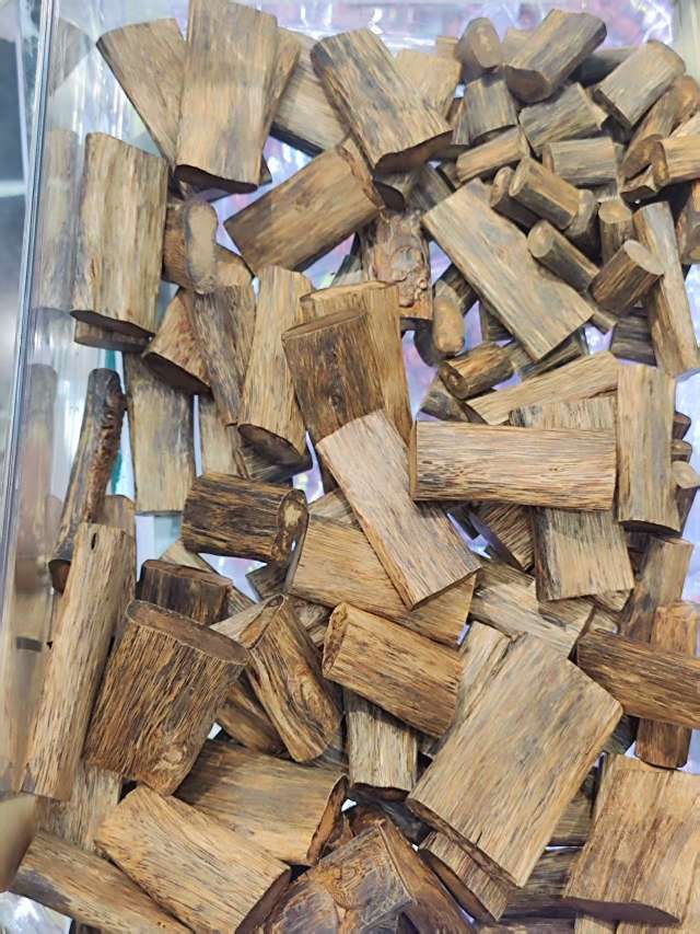 The agarwood logs are genuine and of high quality details Picture