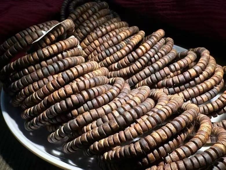 Hainan agarwood bracelets are genuine and guaranteed detail image 3