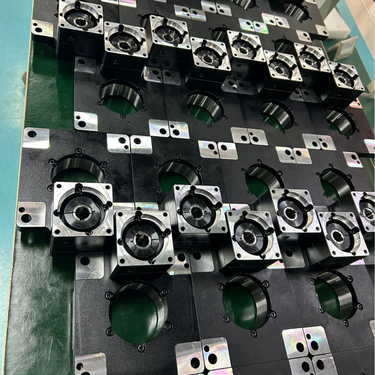 The precision circular positioning right-angle hollow rotary platform servo stepping commutator is directly connected to KTN60-5K Application Scenario