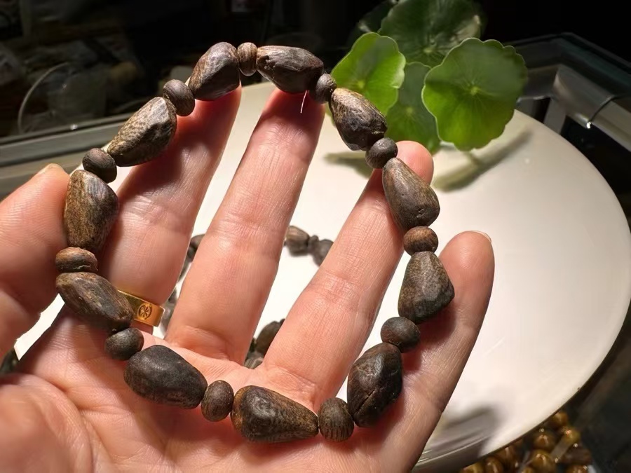 Hainan Yingge Green Phoebe Wood Shape-shaped Agarwood Bracelet is a genuine and guaranteed product details Picture