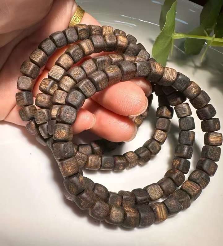 Hainan agarwood bracelets are genuine and reliable. You can choose from single or multiple rings of sugar cubes in fashionable styles details Picture