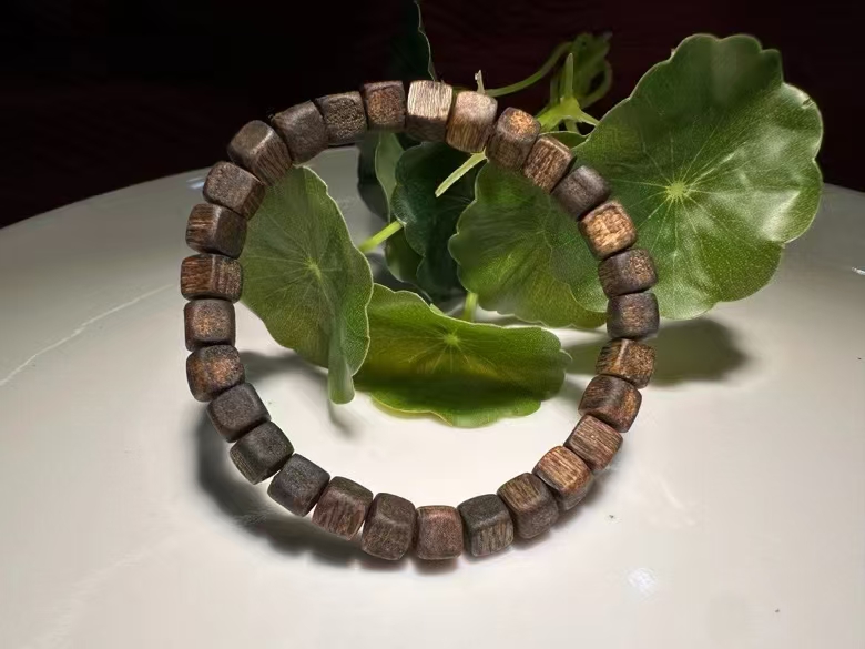 Hainan agarwood bracelets are genuine and reliable. You can choose from single or multiple rings of sugar cubes in fashionable styles Application Scenario