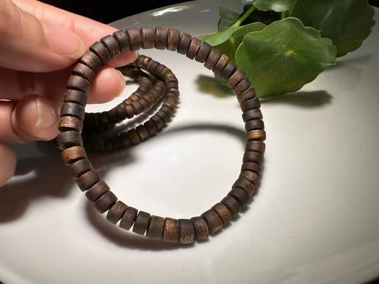 Hainan agarwood bracelets are genuine and guaranteed detail image 8