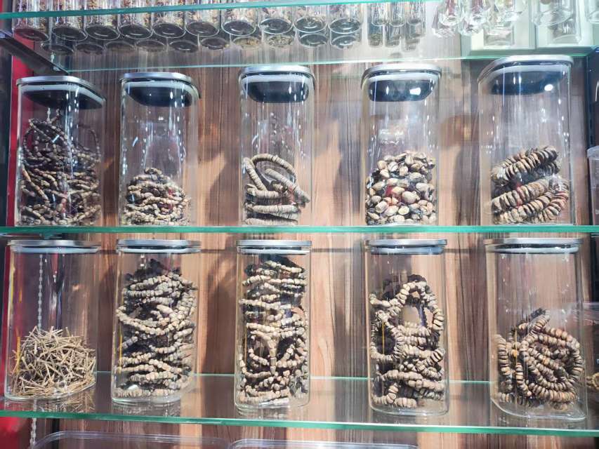 Each agarwood bracelet comes with a random lucky bag details Picture