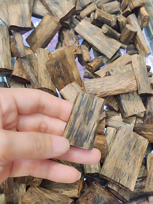 The agarwood logs are genuine and of high quality Specification image