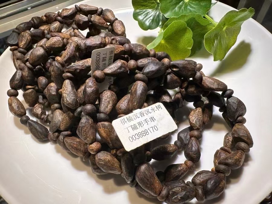 Hainan Yingge Green Phoebe Wood Shape-shaped Agarwood Bracelet is a genuine and guaranteed product detail image 5