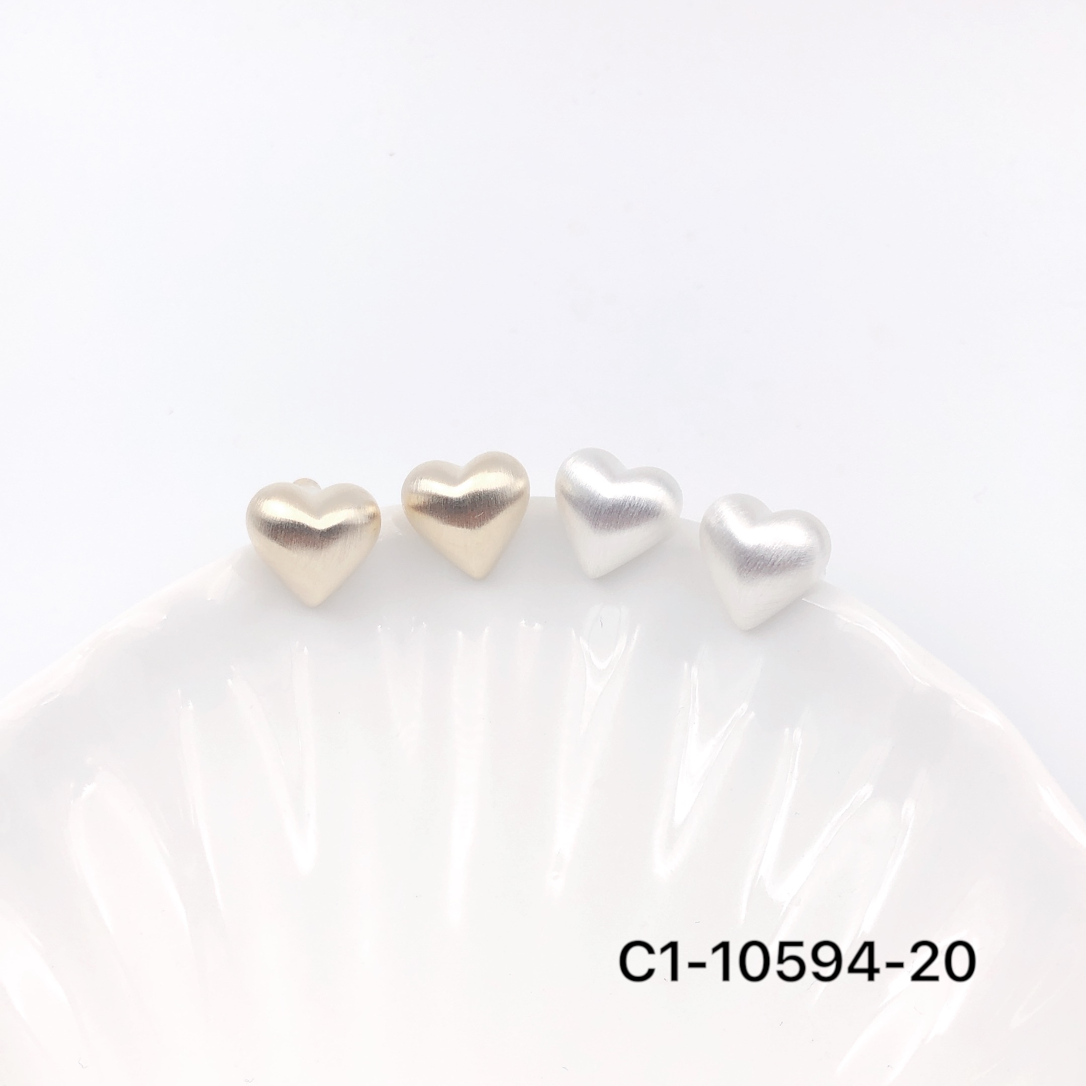 Xuhui brand exquisite and fashionable copper-plated real gold 925 silver needle smooth brushed heart-shaped stud earrings Item Picture