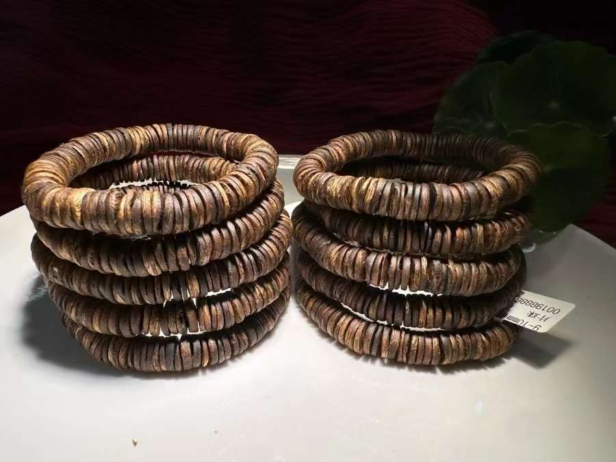 Hainan agarwood bracelets are genuine and of high oil content, featuring the same style as those made by celebrities Application Scenario
