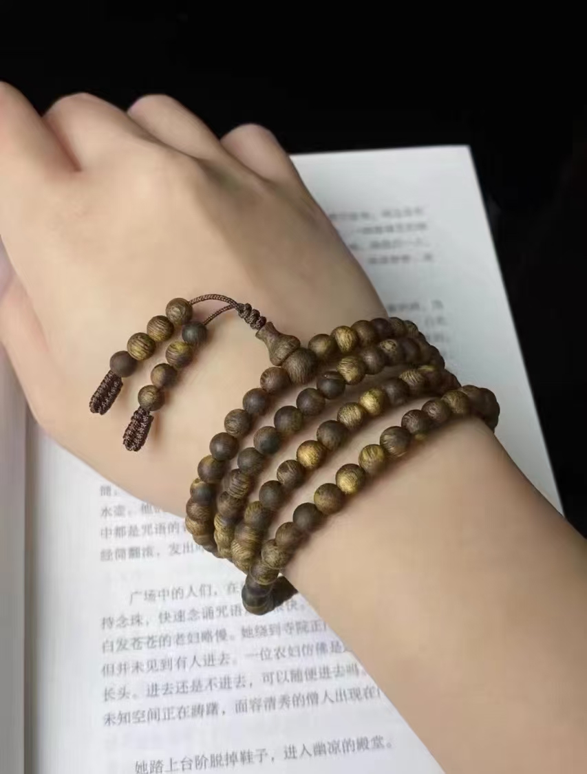 A long string of 108 round beads of green Phoebe wood from Yingge, Hainan detail image 8