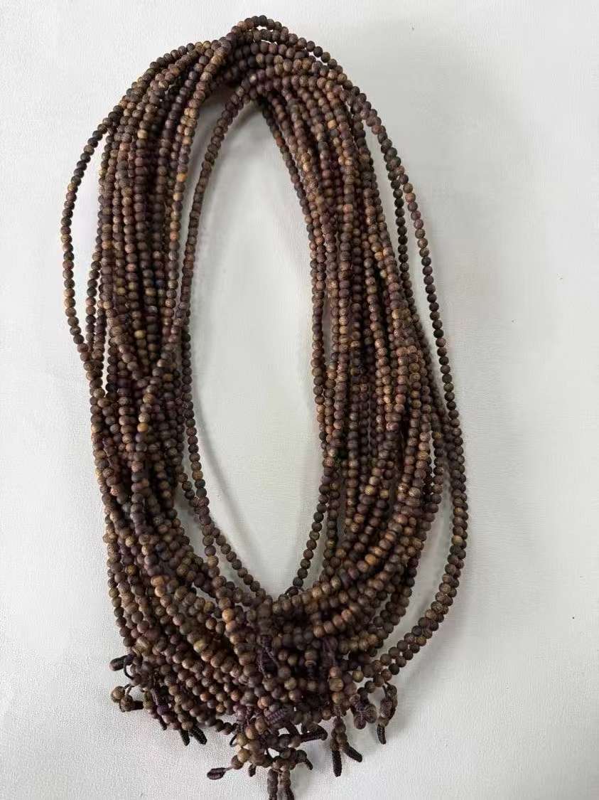 A long string of 108 round beads of green Phoebe wood from Yingge, Hainan Specification image