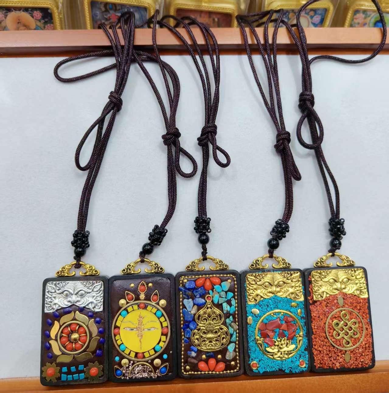 Handcrafted Indonesian Thangka necklaces made of sandalwood and clay, such as peace, good fortune, wealth, money tree, Zakiram, Yellow God of Wealth, Green Tara, etc Specification image