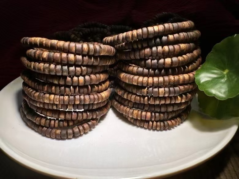 Hainan agarwood bracelets are genuine and guaranteed detail image 5