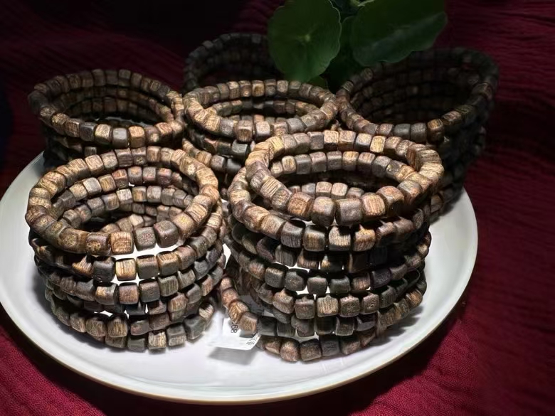 Hainan agarwood bracelets are genuine and reliable. You can choose from single or multiple rings of sugar cubes in fashionable styles detail image 5