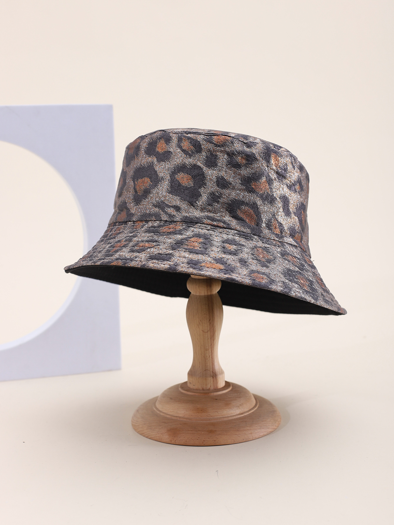 This spring and summer Korean-style pu material leopard print double-sided fisherman's hat is fashionable and versatile. It is a foldable basin hat for travel, sun protection and shade, and is suitable for adult export. All sizes are 58CM Application Scenario