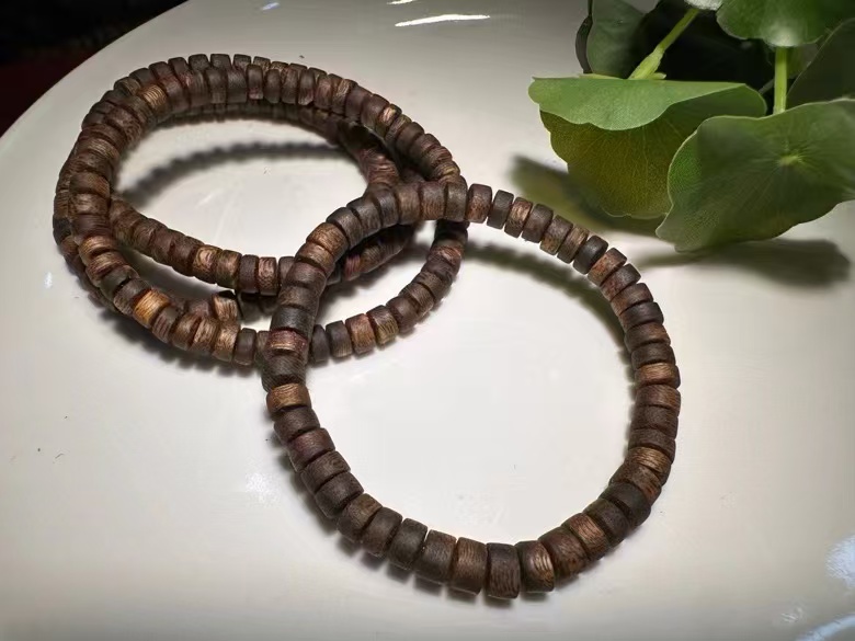 Hainan agarwood bracelets are genuine and guaranteed detail image 7