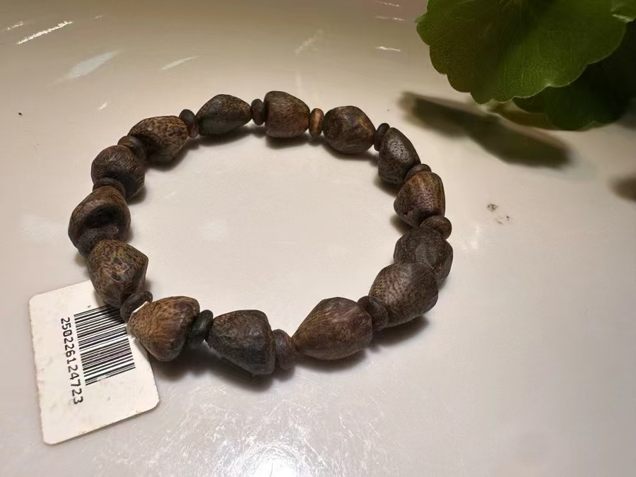 Hainan Yingge Green Phoebe Wood Shape-shaped Agarwood Bracelet is a genuine and guaranteed product detail image 3
