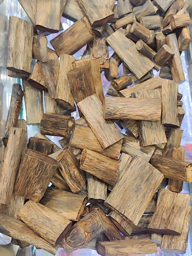 The agarwood logs are genuine and of high quality