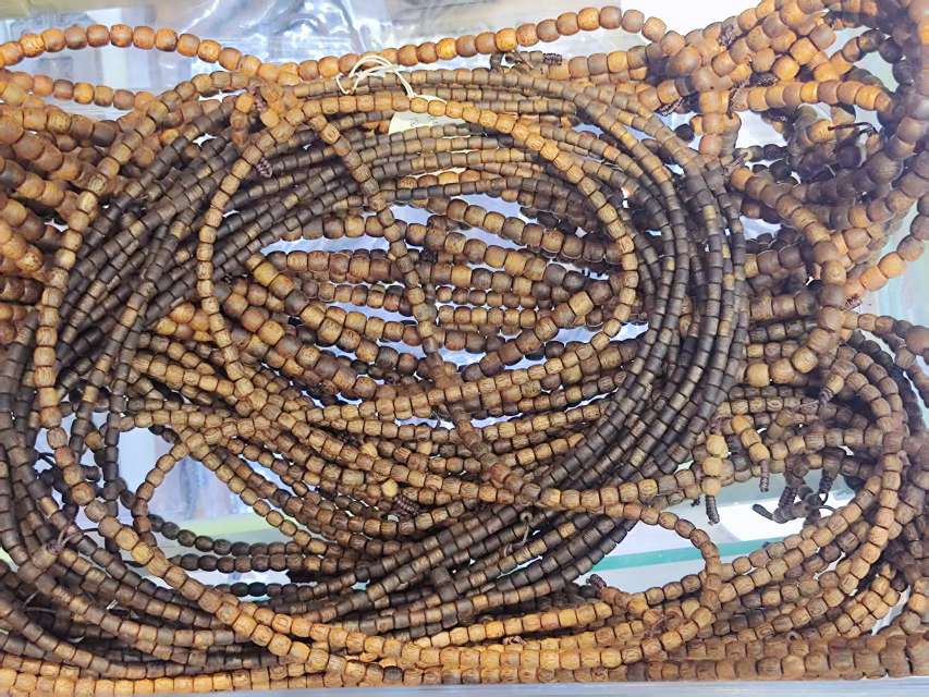 Long strings of bucket beads of green Phoebe wood from Yingge, Hainan Specification image