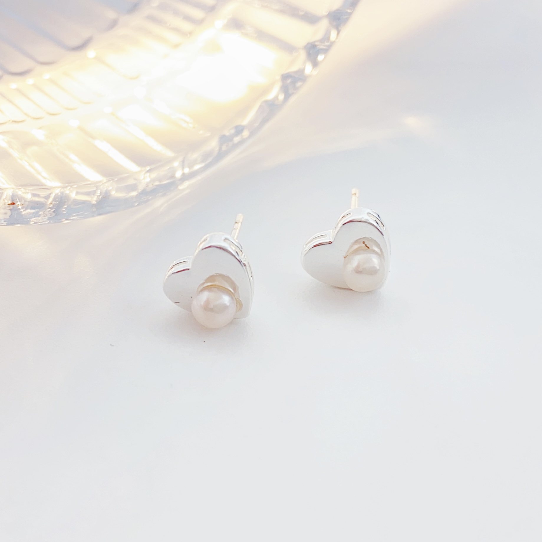A pair of mini millet bead handcrafted pearl stud earrings s925, silver needle earrings, summer French retro style, exquisite and small, gentle best friend gift, graduation season gift for good friends Specification image