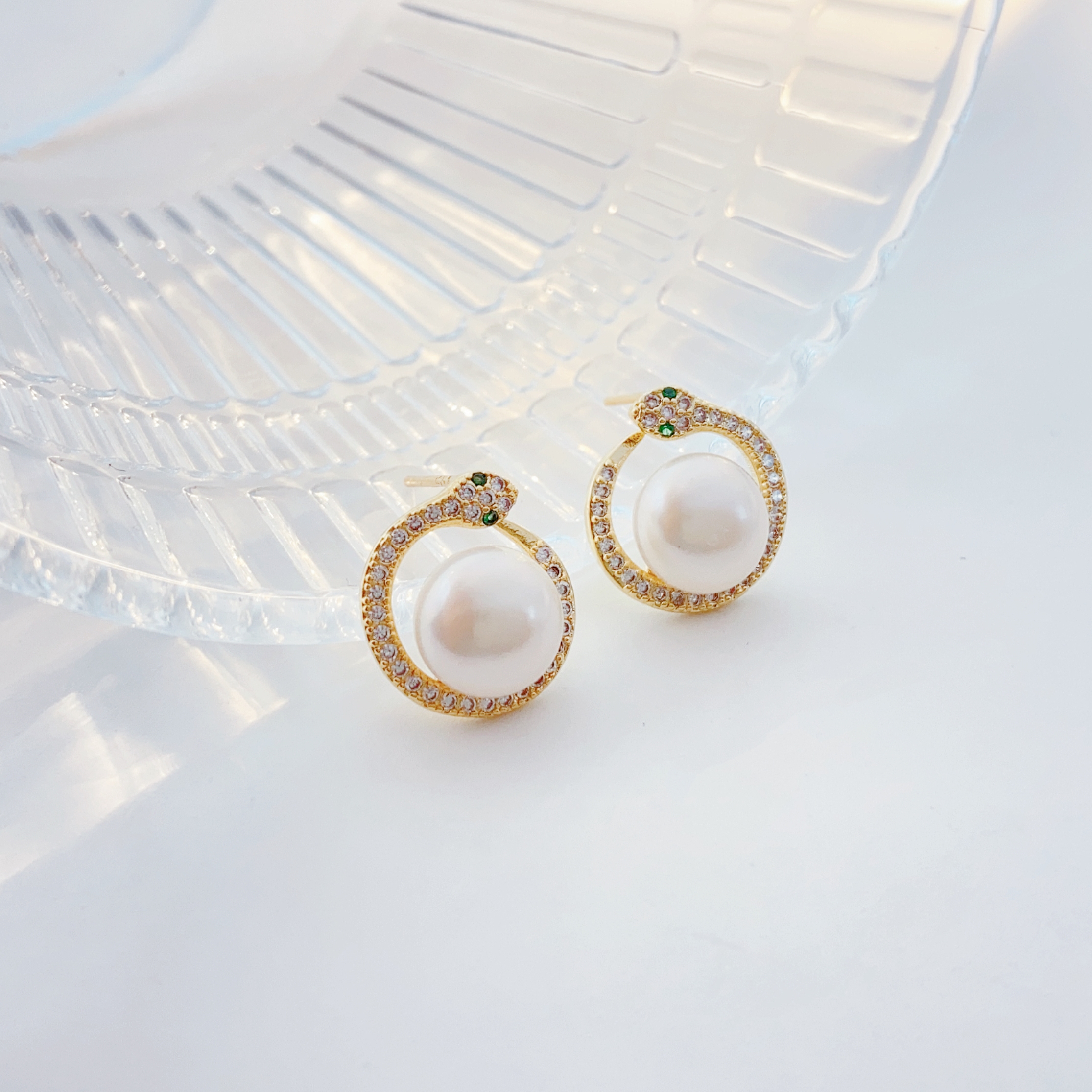 Ear studs and earrings are simple and fashionable. They are versatile and personalized earrings for women details Picture
