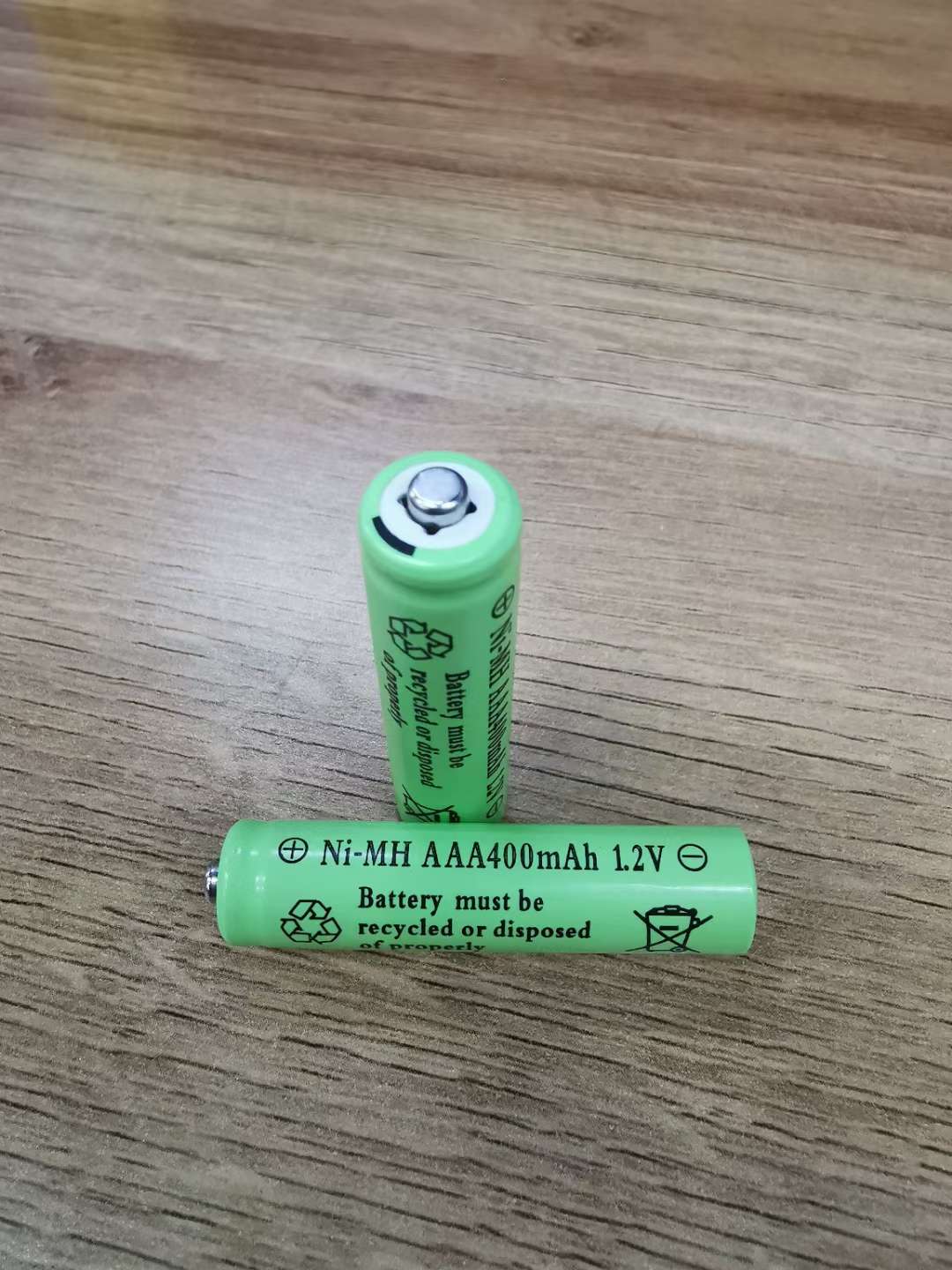 AAA. 1.5V    400毫安充电电池二支卡装，可以反复充电500次以上保质期5年。