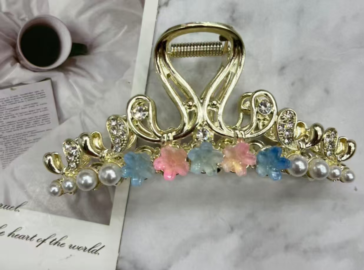 Metal hair clips for women with a high-end look, shark clips, pearl clips, high appearance level, sweet flower claw clips, new style, elegant temperament, large updo shark clips, women's back head hair clip accessories