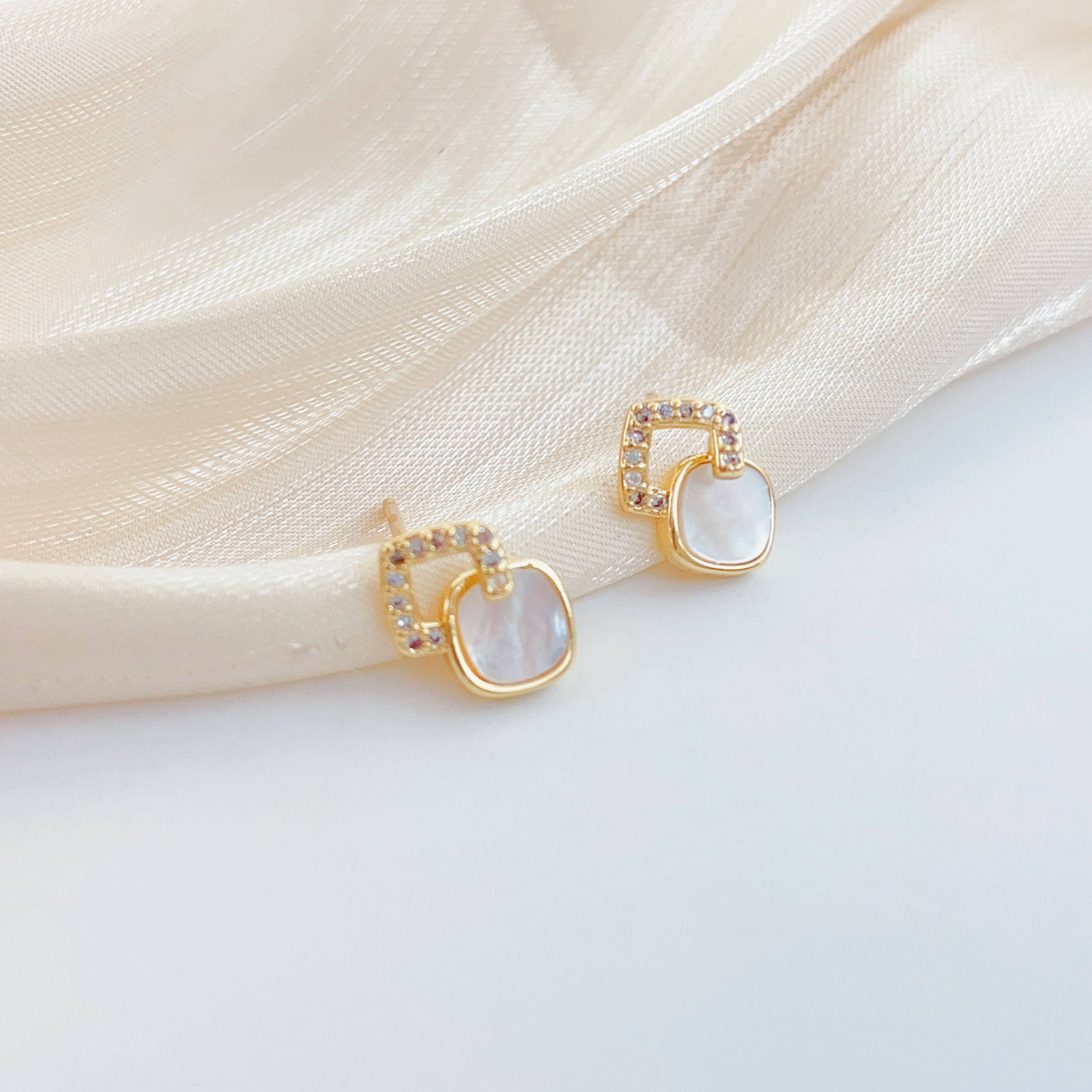 A pair of mini millet bead handcrafted pearl ear studs s925 silver needle earrings, exquisite and small, gentle gift for best friends, graduation season gift for friends, Instagram style, suitable for ladies to wear daily Item Picture