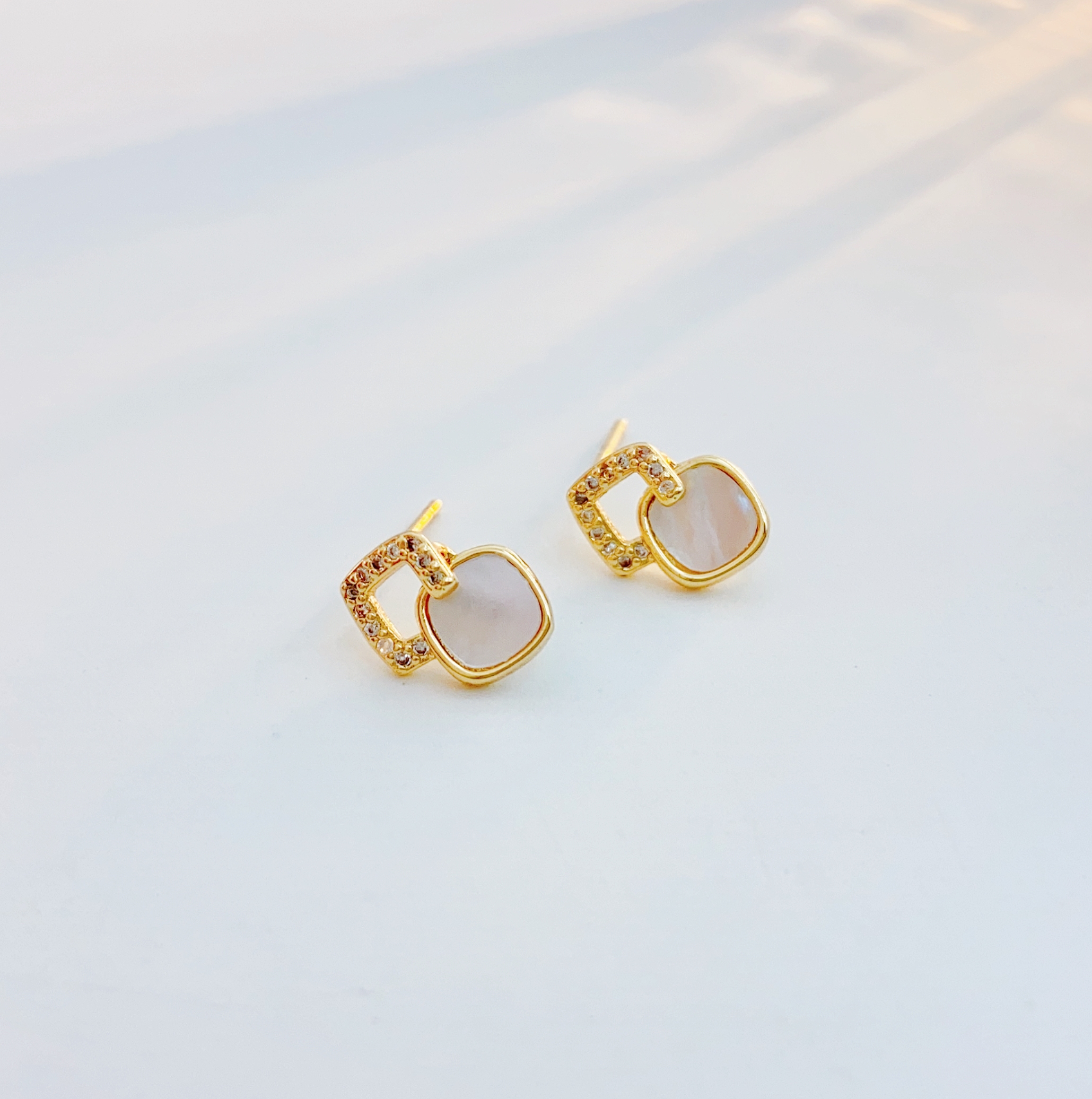 A pair of mini millet bead handcrafted pearl ear studs s925 silver needle earrings, exquisite and small, gentle gift for best friends, graduation season gift for friends, Instagram style, suitable for ladies to wear daily