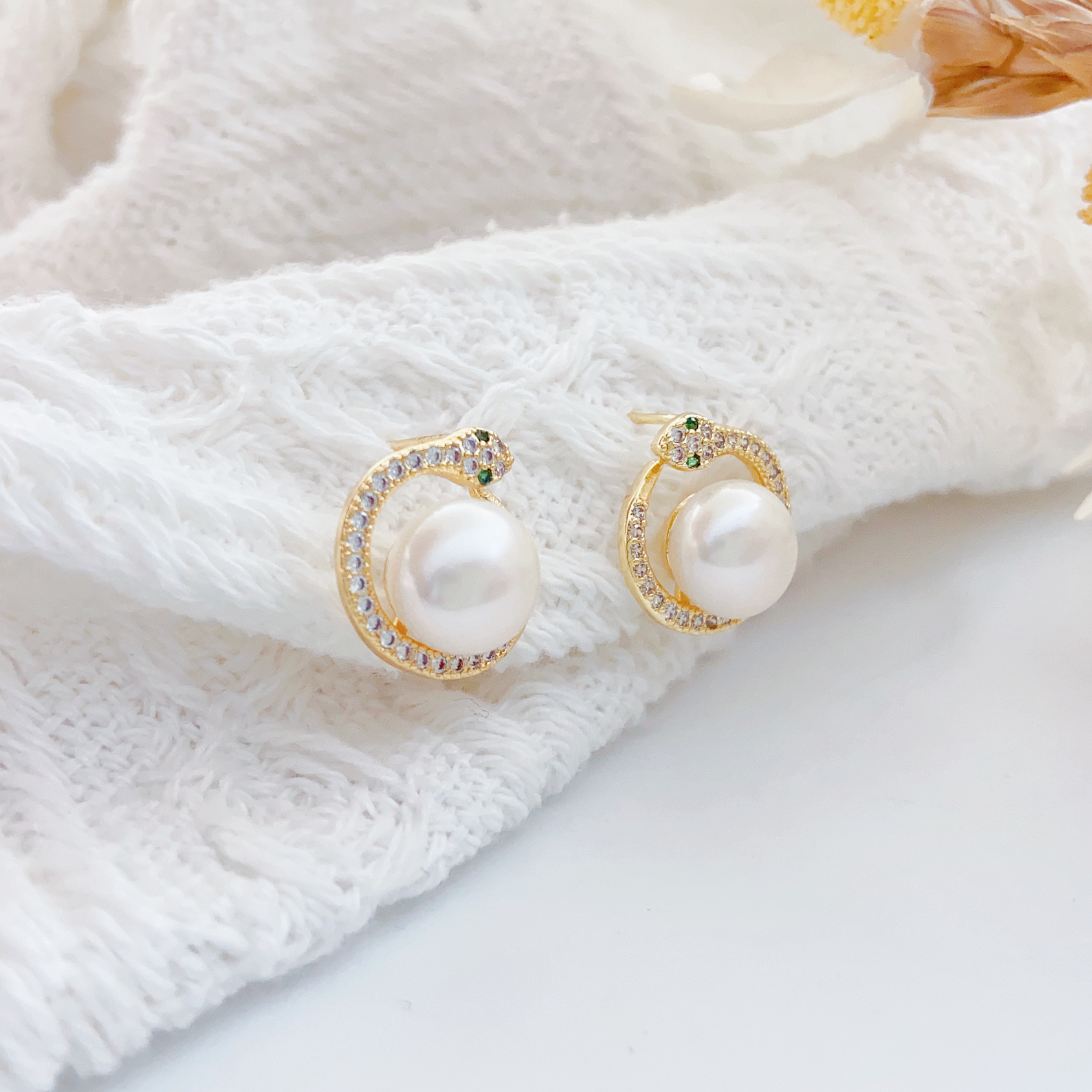 Ear studs and earrings are simple and fashionable. They are versatile and personalized earrings for women Item Picture