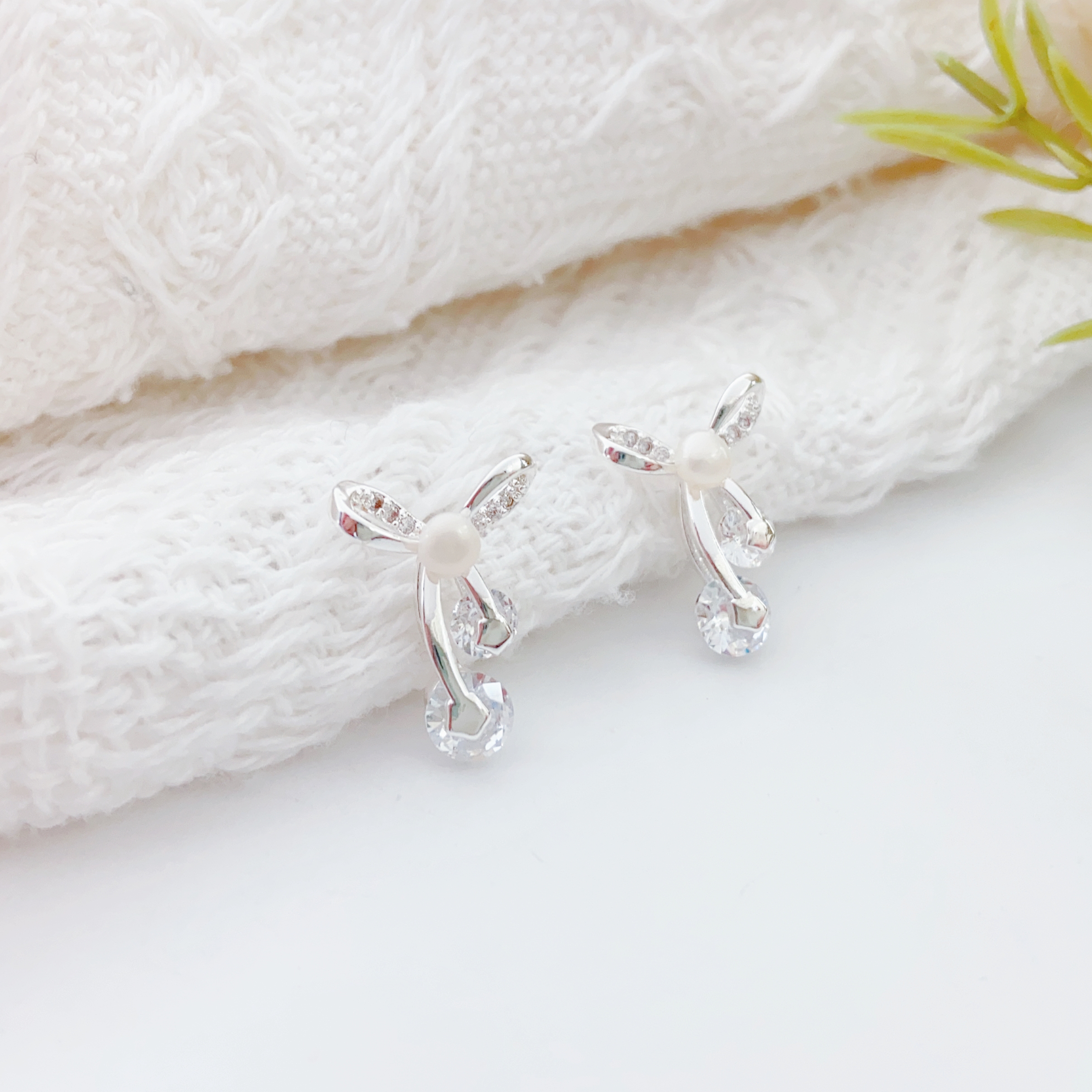 A pair of mini millet bead handcrafted pearl stud earrings s925 silver needle earrings are exquisite and small, suitable for ladies to wear daily