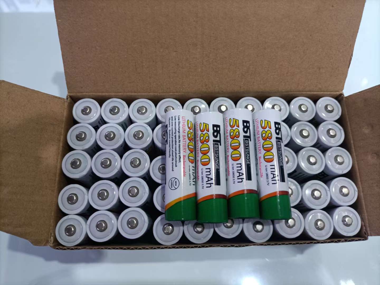 18650  3.7V锂电池，可以反复充电1000次以上。