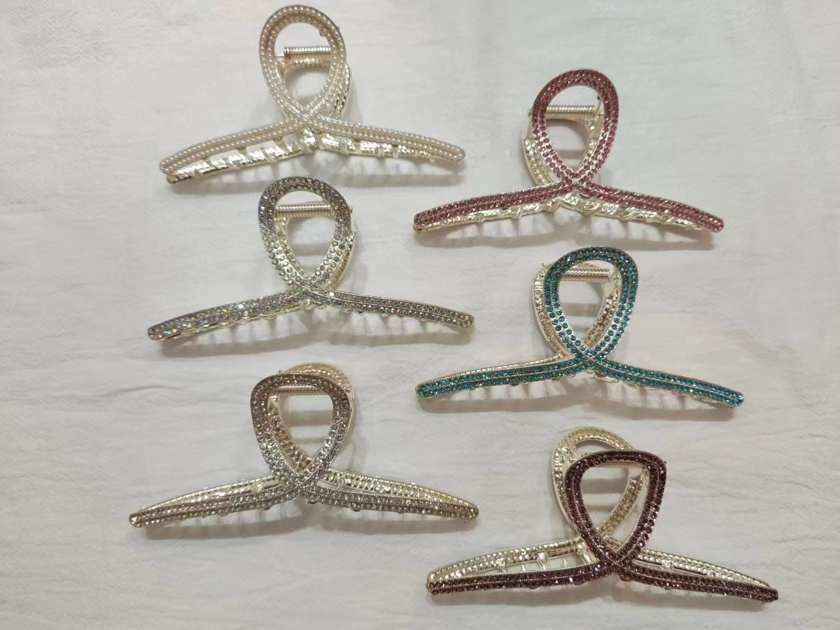 11CM multi-color clothes hanger, Korean-style light luxury hair clip, high-end diamond-encrusted pearl claw clip, women's back head claw clip, hair bun, elegant hair accessory, high-end headwear Application Scenario