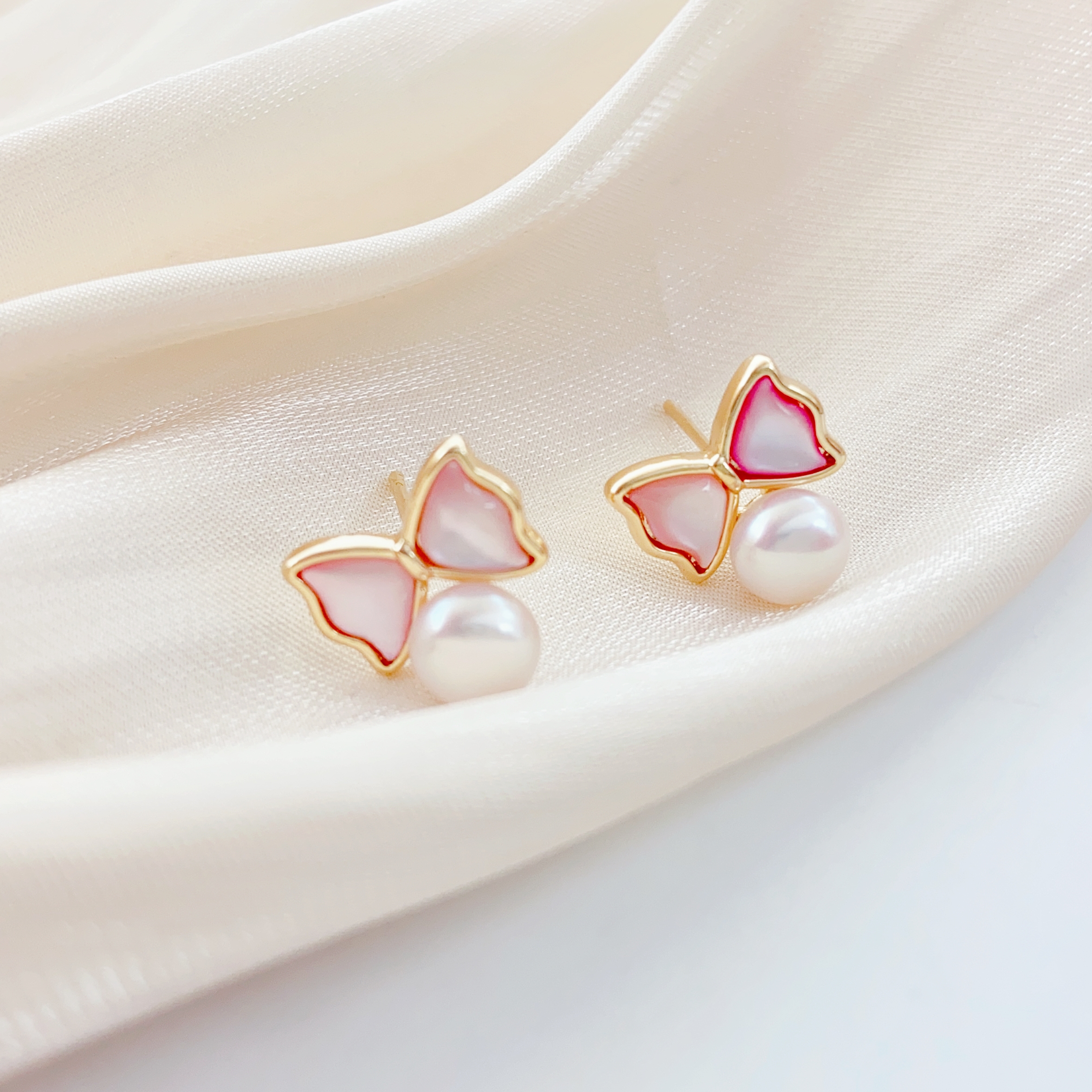 A pair of handcrafted pearl stud earrings, s925 silver needle earrings, exquisite, small and gentle. A gift for best friends, a graduation season gift for friends, a popular Instagram style, suitable for ladies to wear daily details Picture