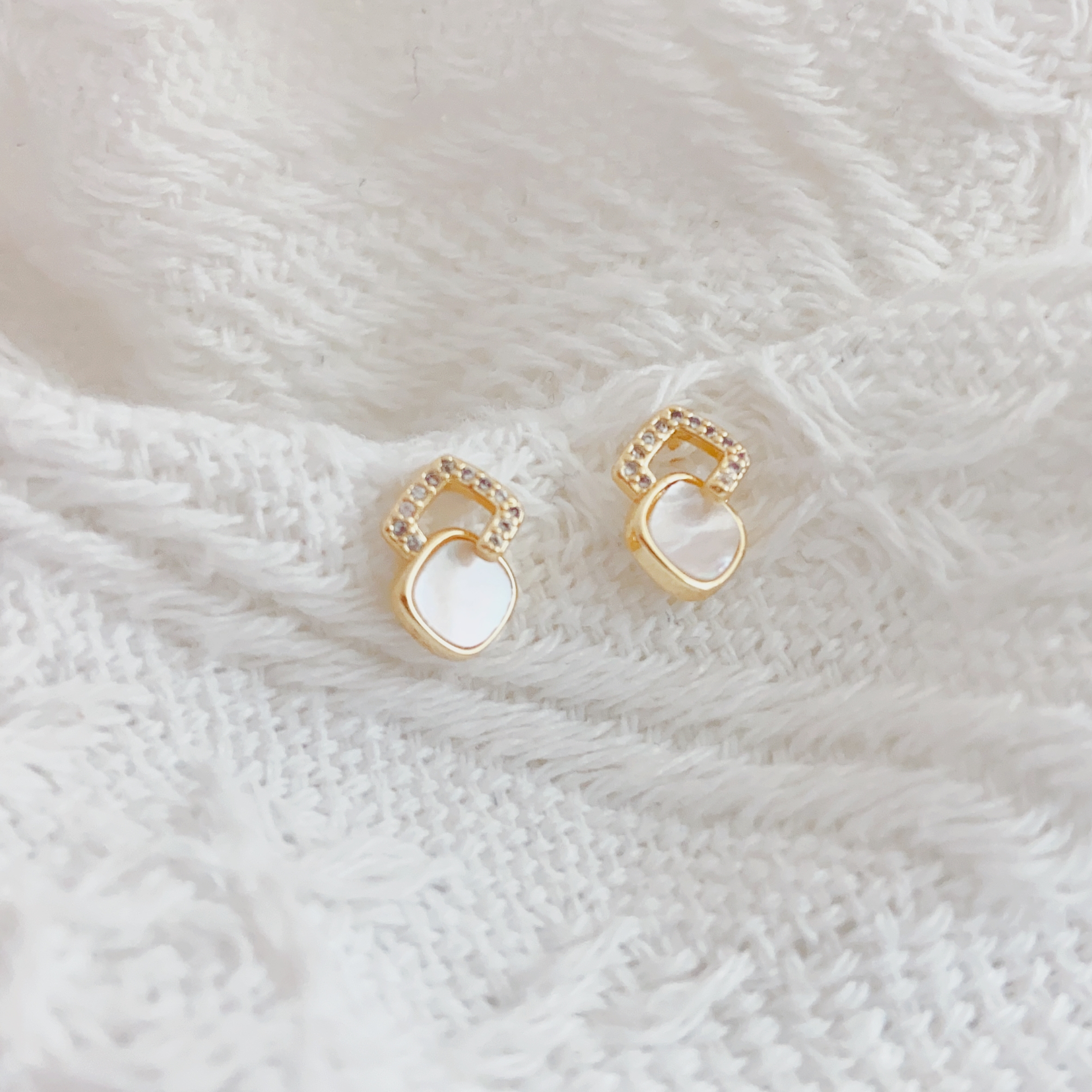 A pair of mini millet bead handcrafted pearl ear studs s925 silver needle earrings, exquisite and small, gentle gift for best friends, graduation season gift for friends, Instagram style, suitable for ladies to wear daily Specification image