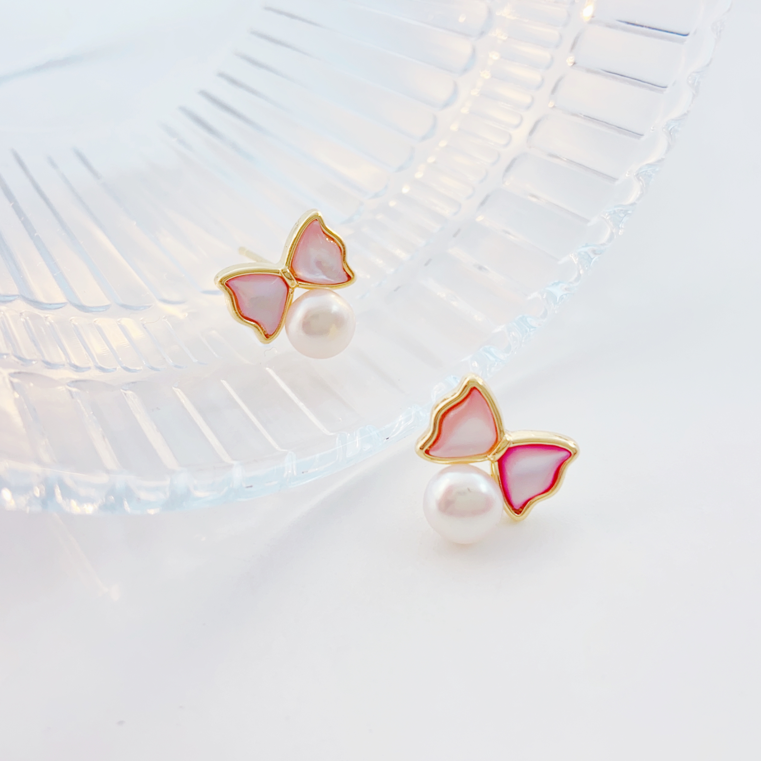 A pair of handcrafted pearl stud earrings, s925 silver needle earrings, exquisite, small and gentle. A gift for best friends, a graduation season gift for friends, a popular Instagram style, suitable for ladies to wear daily