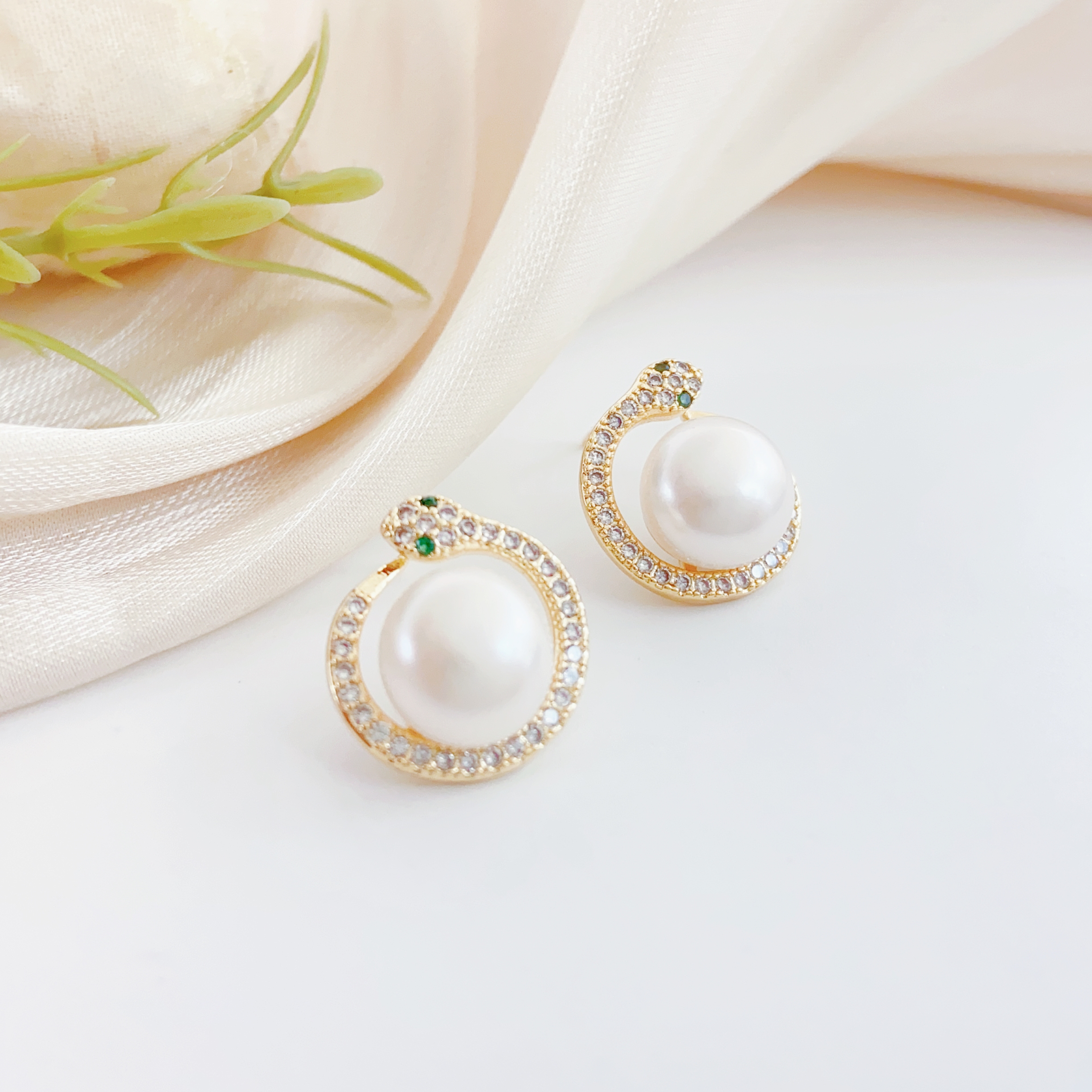 Ear studs and earrings are simple and fashionable. They are versatile and personalized earrings for women Specification image