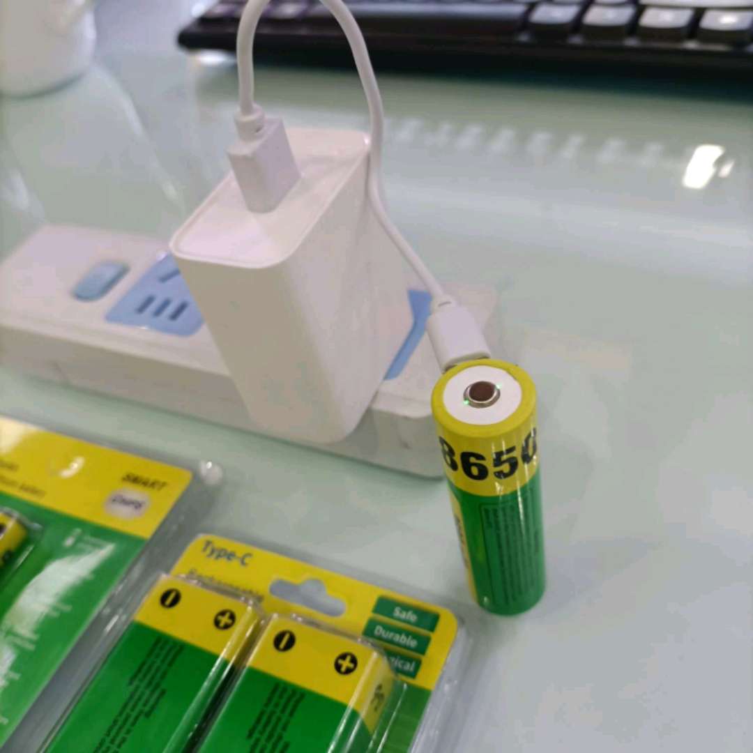 18650  3.7V.  USB充电锂电池，可以给手机充电，可以反复充电1000次以上。详情图2