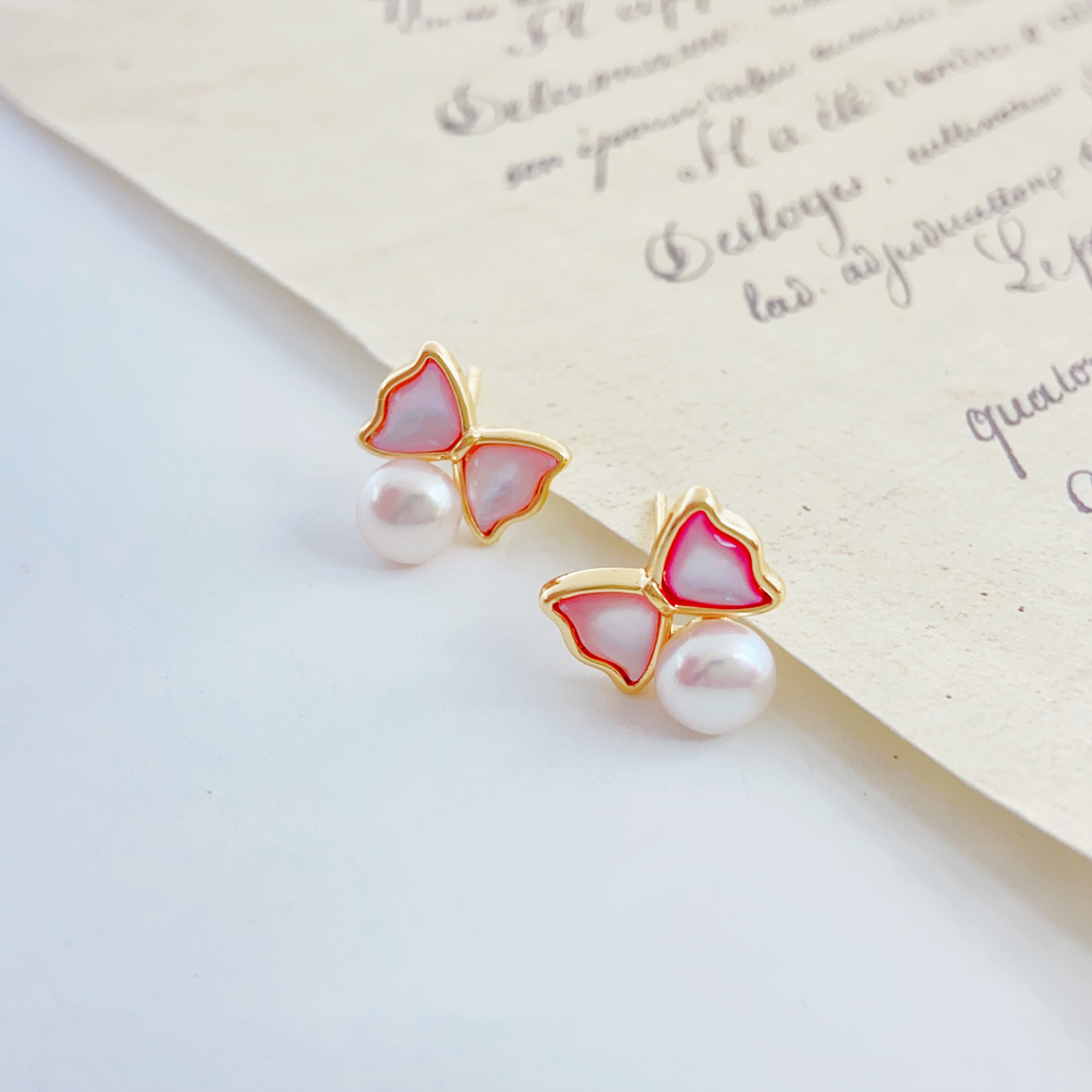 A pair of handcrafted pearl stud earrings, s925 silver needle earrings, exquisite, small and gentle. A gift for best friends, a graduation season gift for friends, a popular Instagram style, suitable for ladies to wear daily Application Scenario